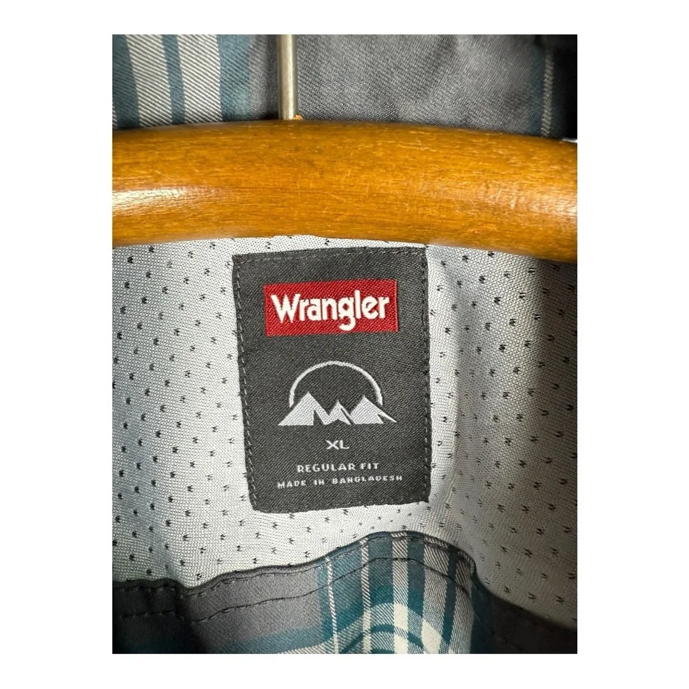 Wrangler Blue and Gray Plaid Casual Shirt‎